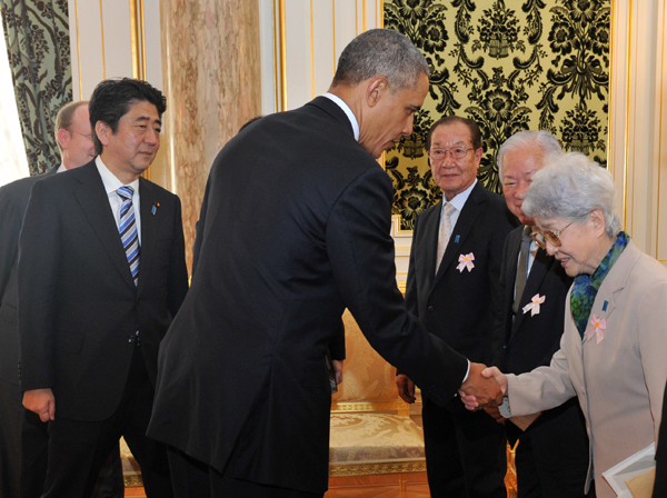 安倍总理在迎宾馆与美利坚合众国总统贝拉克•奥巴马举行了会谈及联合记者招待会。