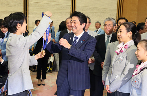 安倍总理邀请索契冬奥会和残奥会获奖运动员来到总理大臣官邸，并举行了纪念品赠送仪式。