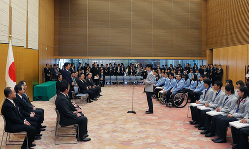 安倍总理邀请索契冬奥会和残奥会获奖运动员来到总理大臣官邸，并举行了纪念品赠送仪式。