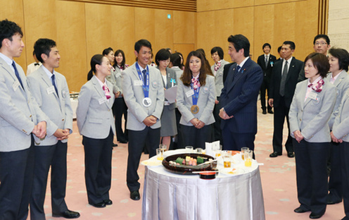 安倍总理邀请索契冬奥会和残奥会获奖运动员来到总理大臣官邸，并举行了纪念品赠送仪式。