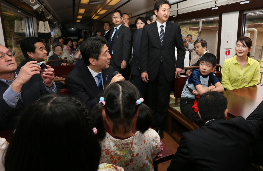 安倍总理为了把握东日本大地震的复兴情况访问了岩手县。