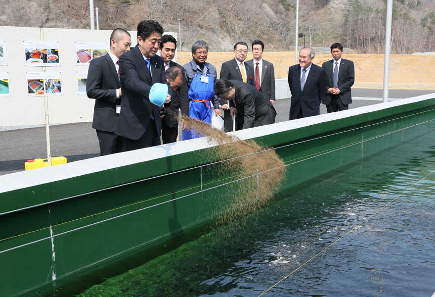 安倍总理为了把握东日本大地震的复兴情况访问了岩手县。