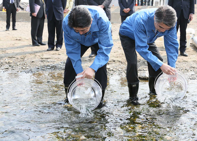 安倍总理为了把握东日本大地震的复兴情况访问了岩手县。