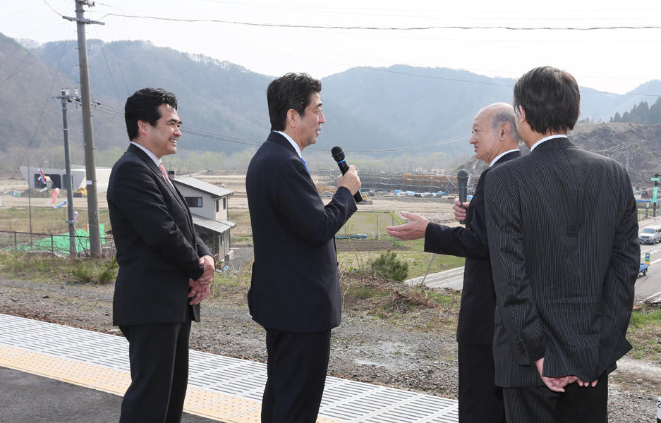 安倍总理为了把握东日本大地震的复兴情况访问了岩手县。