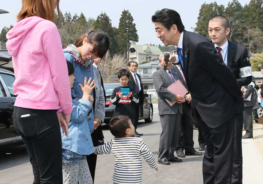 安倍总理为了把握东日本大地震的复兴情况访问了岩手县。