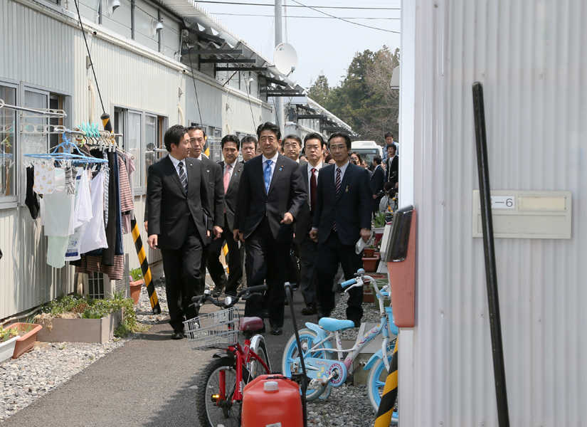 安倍总理为了把握东日本大地震的复兴情况访问了岩手县。