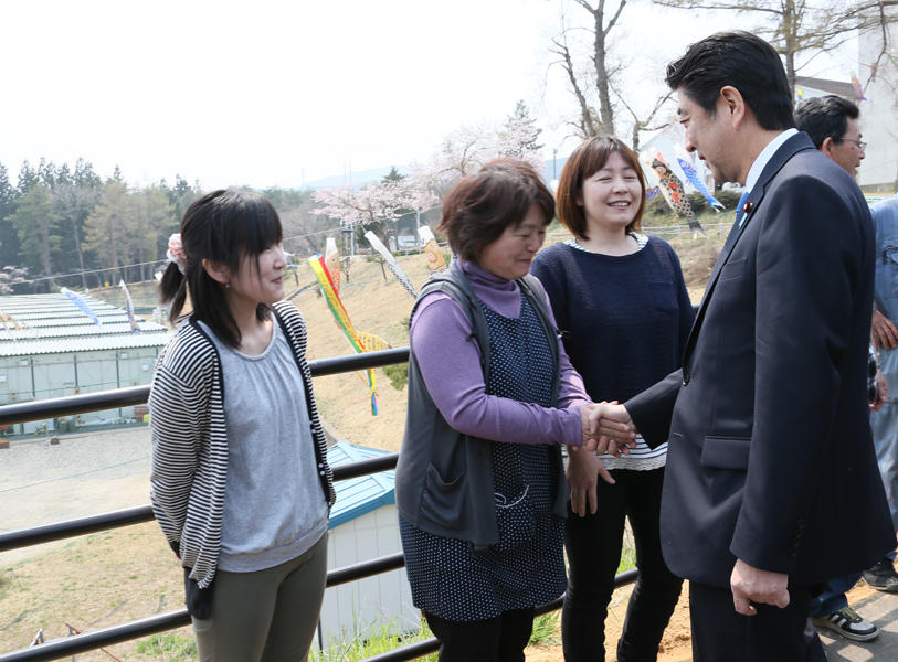 安倍总理为了把握东日本大地震的复兴情况访问了岩手县。