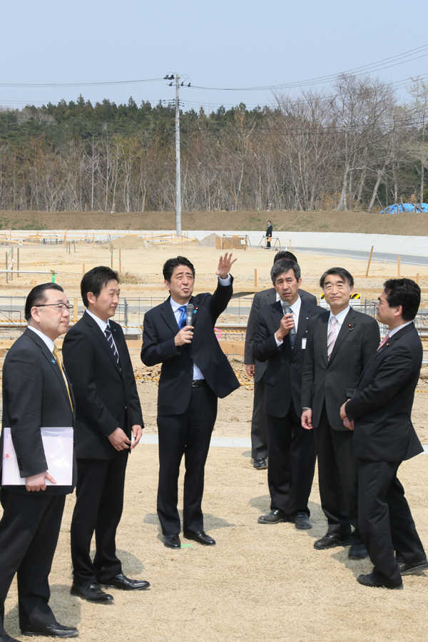 安倍总理为了把握东日本大地震的复兴情况访问了岩手县。