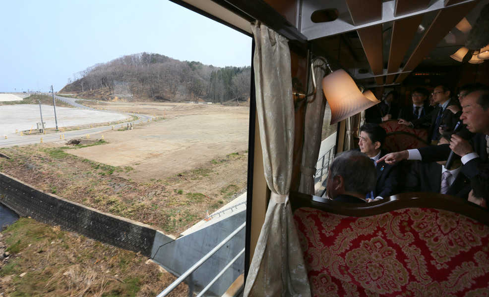 安倍总理为了把握东日本大地震的复兴情况访问了岩手县。