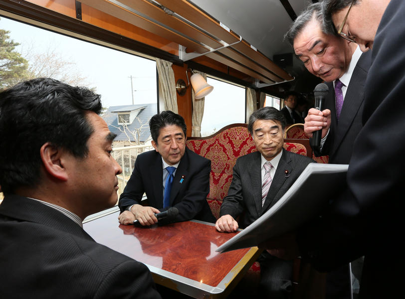 安倍总理为了把握东日本大地震的复兴情况访问了岩手县。