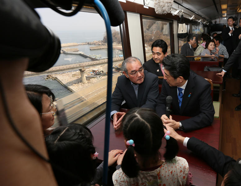 安倍总理为了把握东日本大地震的复兴情况访问了岩手县。