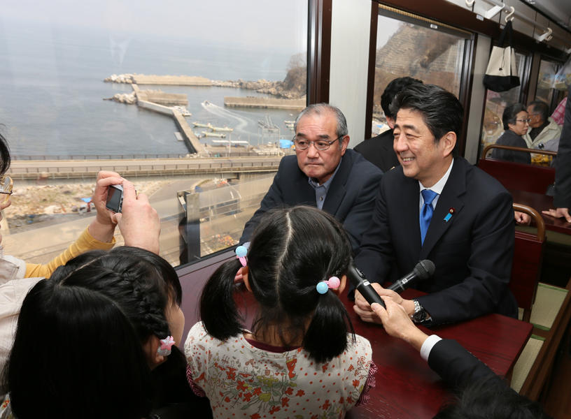 安倍总理为了把握东日本大地震的复兴情况访问了岩手县。