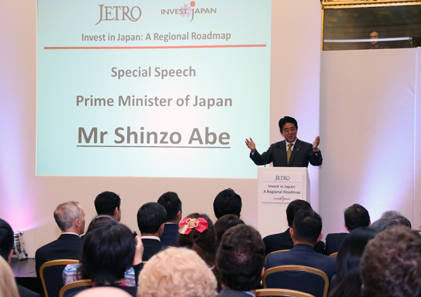 安倍总理访问了英国。