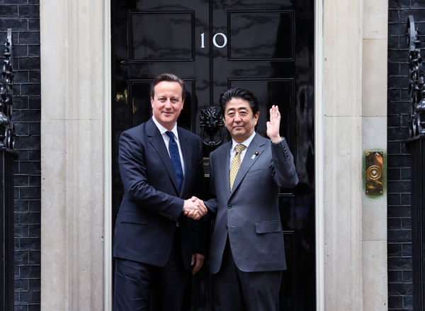 安倍总理访问了英国。