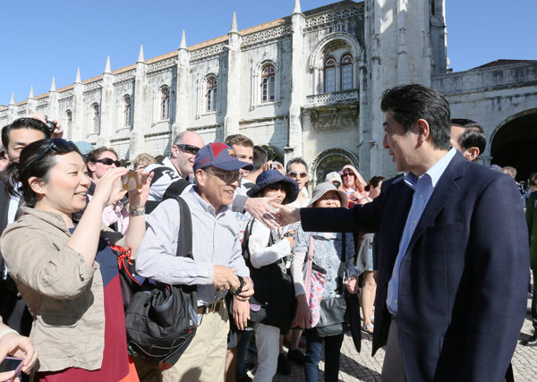 安倍总理访问了葡萄牙共和国。