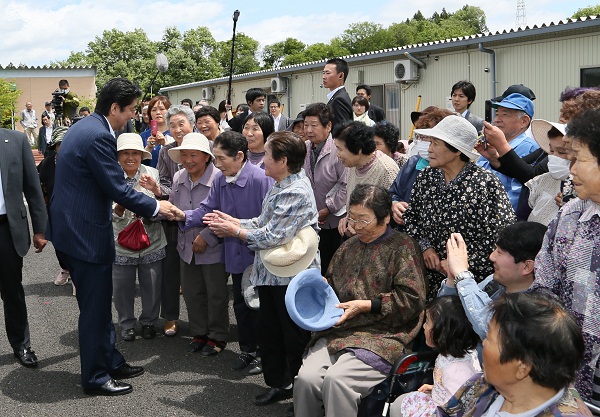 安倍总理为了把握东日本大地震灾害的复兴情况访问了福岛县。