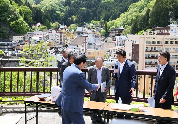 安倍总理为了把握东日本大地震灾害的复兴情况访问了福岛县。