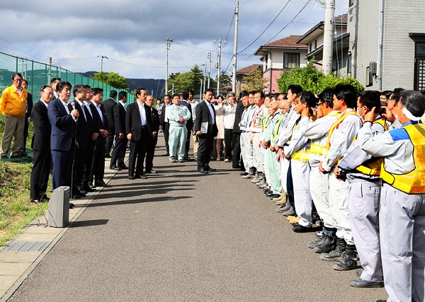 安倍总理为了把握东日本大地震灾害的复兴情况访问了福岛县。