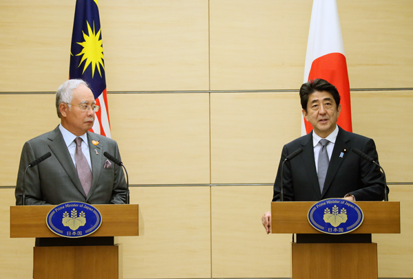 安倍总理在总理大臣官邸与马来西亚总理纳吉布•拉扎克举行了会谈等。