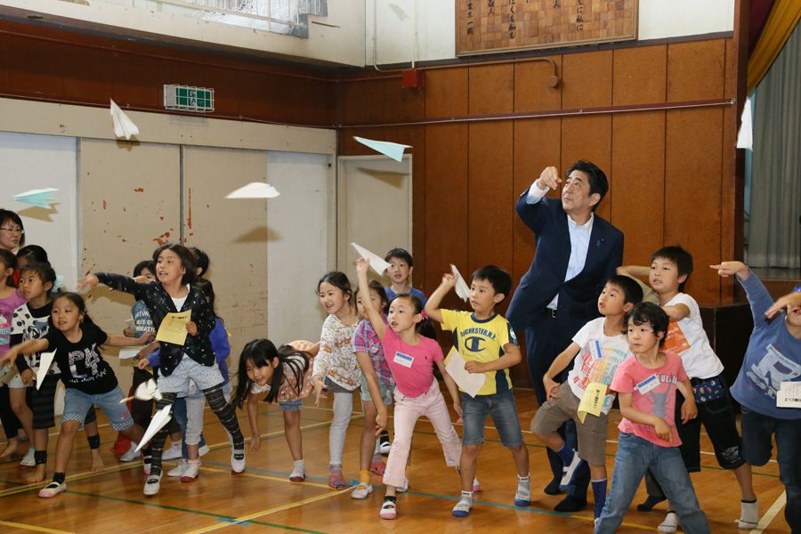 安倍总理走访横滨市内的小学并视察了课后儿童俱乐部。