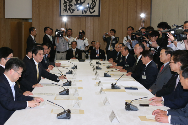 安倍总理在总理大臣官邸出席了市町村长恳谈会。