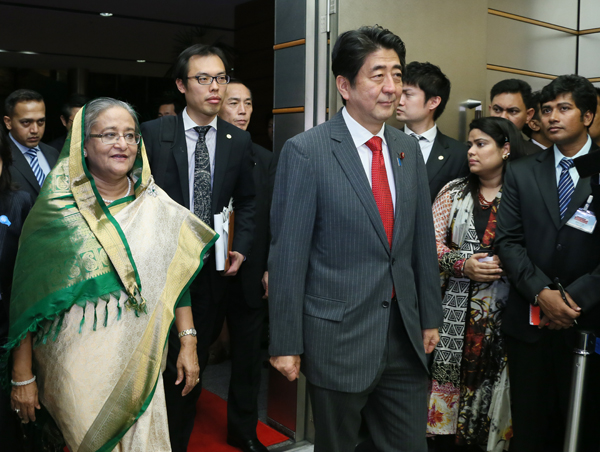 安倍总理在总理大臣官邸与孟加拉人民共和国总理谢赫・哈西娜举行了会谈等。