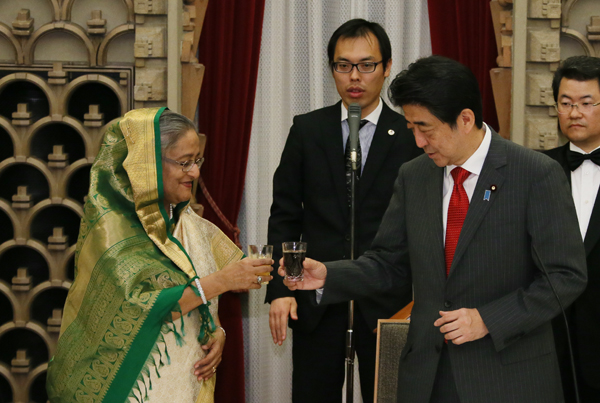 安倍总理在总理大臣官邸与孟加拉人民共和国总理谢赫・哈西娜举行了会谈等。