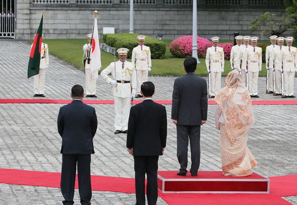 安倍总理在迎宾馆为正式访问日本的孟加拉人民共和国总理哈西娜举行了欢迎仪式。