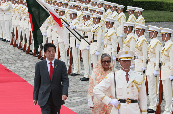 安倍总理在迎宾馆为正式访问日本的孟加拉人民共和国总理哈西娜举行了欢迎仪式。