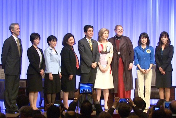 安倍总理出席了在东京都内举办的“Women in Business Summit（商界女性峰会）”。