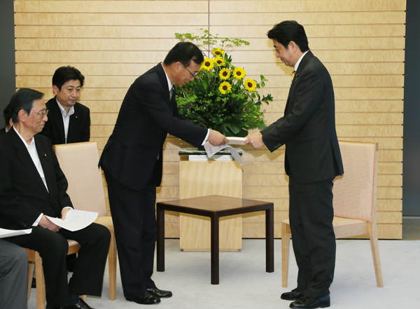 安倍总理在总理大臣官邸接受了“为实现建设享誉世界以民为本的新国立公文书馆的议员联盟”的要求。
