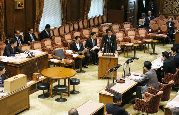 安倍总理出席了参议院外交防卫委员会。