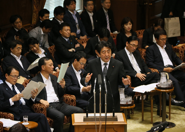 安倍总理出席了参议院决算委员会。