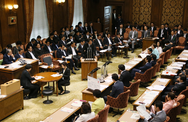 安倍总理出席了参议院决算委员会。