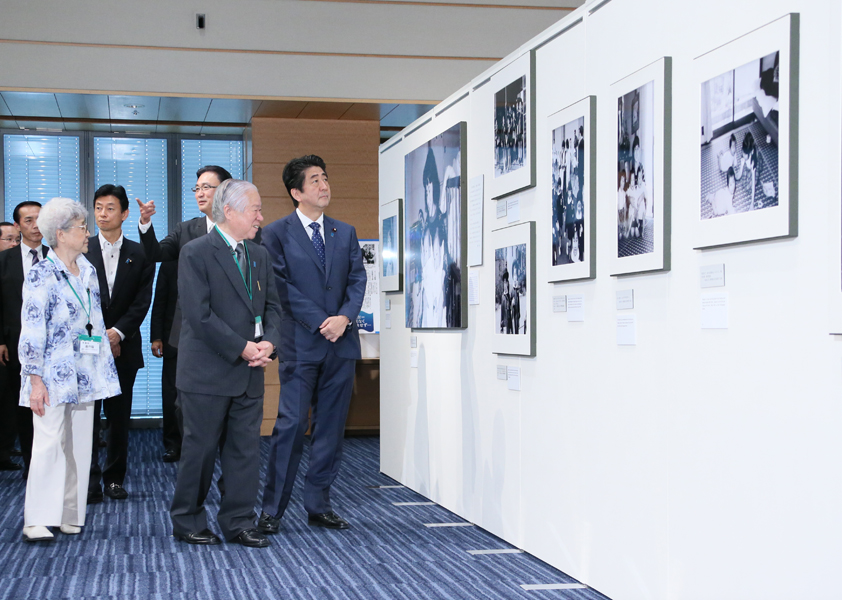 安倍总理在横田夫妇的陪同说明下，参观了在众议院第一议员会馆举办的绑架问题相关摄影展“北朝鲜的国家犯罪・绑架～一个家庭的影集”。
