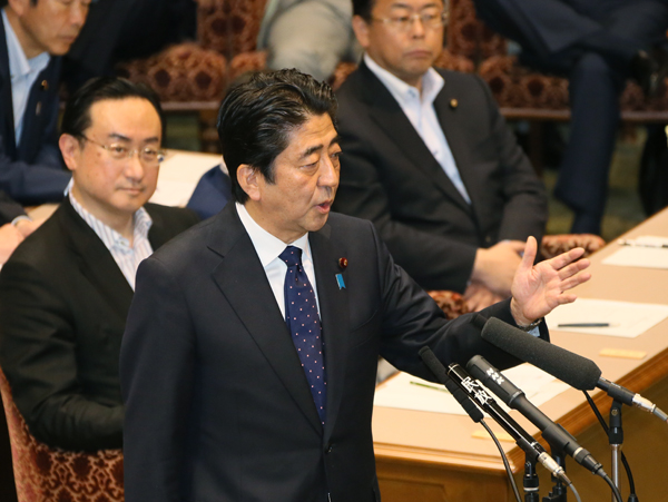 安倍总理在国家基本政策委员会联合审查会上进行了党首讨论。