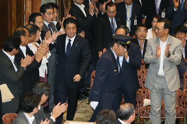 安倍总理在国家基本政策委员会联合审查会上进行了党首讨论。