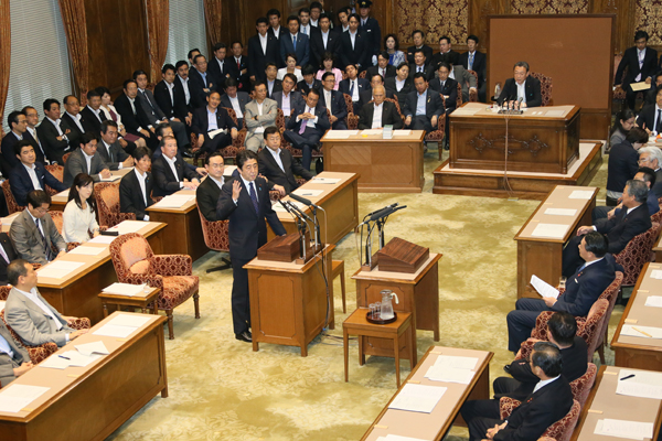 安倍总理在国家基本政策委员会联合审查会上进行了党首讨论。