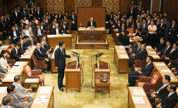 安倍总理在国家基本政策委员会联合审查会上进行了党首讨论。