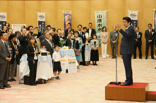 安倍总理出席了在总理大臣官邸举办的“寻找农山渔村至宝”交流会。