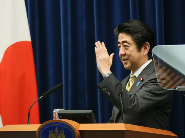 安倍总理在总理大臣官邸举行了记者招待会。