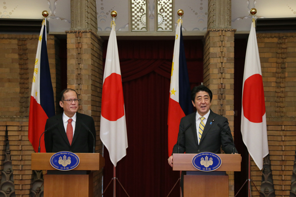 安倍总理在总理大臣官邸与菲律宾共和国总统贝尼尼奥•阿基诺三世举行了会谈及联合记者招待会。