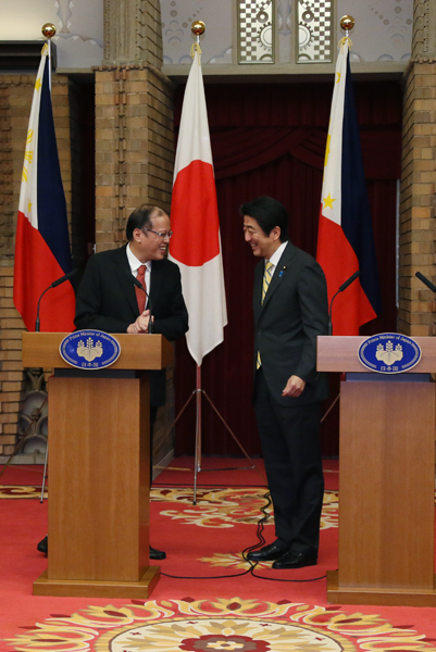 安倍总理在总理大臣官邸与菲律宾共和国总统贝尼尼奥•阿基诺三世举行了会谈及联合记者招待会。