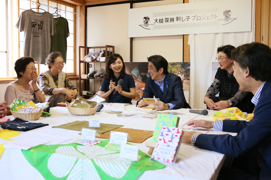 安倍总理为了把握东日本大地震的复兴情况访问了岩手县。