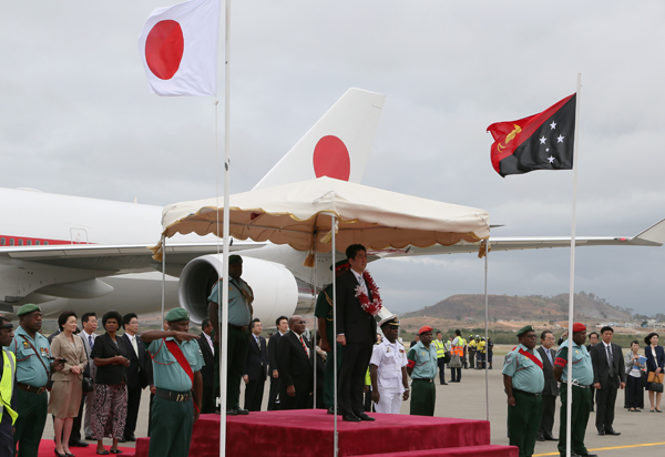 安倍总理访问了巴布亚新几内亚独立国。