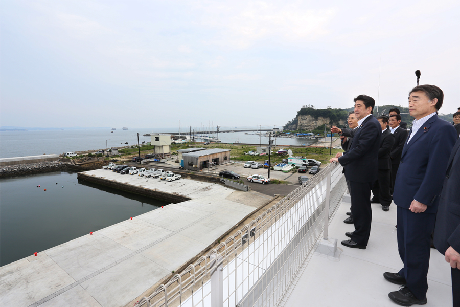 安倍总理为了把握东日本大地震灾害的复兴情况访问了宫城县。