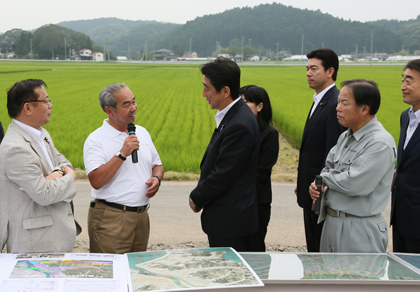 安倍总理为了把握东日本大地震灾害的复兴情况访问了宫城县。