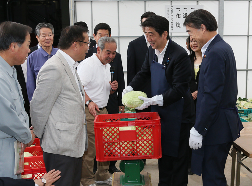 安倍总理为了把握东日本大地震灾害的复兴情况访问了宫城县。