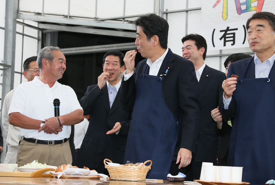 安倍总理为了把握东日本大地震灾害的复兴情况访问了宫城县。