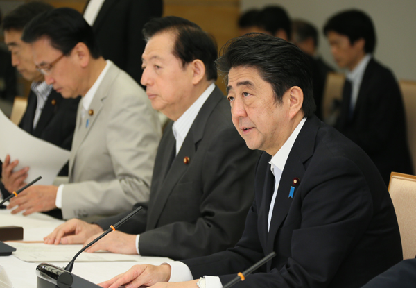 安倍总理在总理大臣官邸召开了第一次水循环政策本部会议。